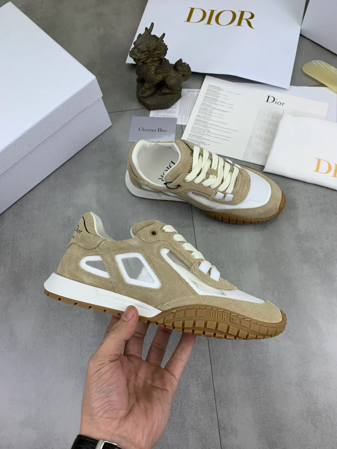 Men's men's shoes P560 new Dior Tech sneakers 2026 early spring series new products, with fashionable details, highlighting retro aesthetics. The light beige anti-suede cow leather upper is spliced ​​with apricot transparent mesh fabric on the side. The upper window edge is adhered with high-frequency flat ironing and back-pressure. It replicates the original craftsmanship, making it beautiful and comfortable without falling off. The interior is made of sheep lining of the same color and is soft and comfortable. The heel and tongue are embellished with the Paris logo. The textured TPU soles with the same color logo. The high-end version is exquisitely packaged with an airplane box, adding to the high-end style. Color: 4️⃣colors available Size: Female 35-41 Male 39-46